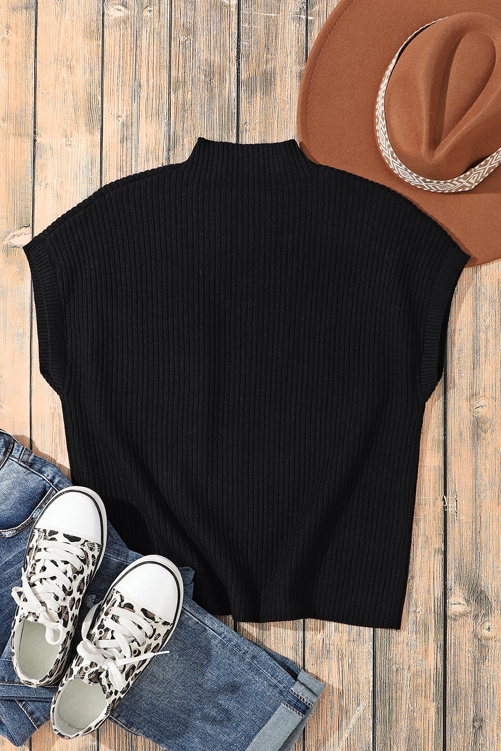 Schwarzer kurzarmpullover mit aufgesetzten taschen aus rippenstrick