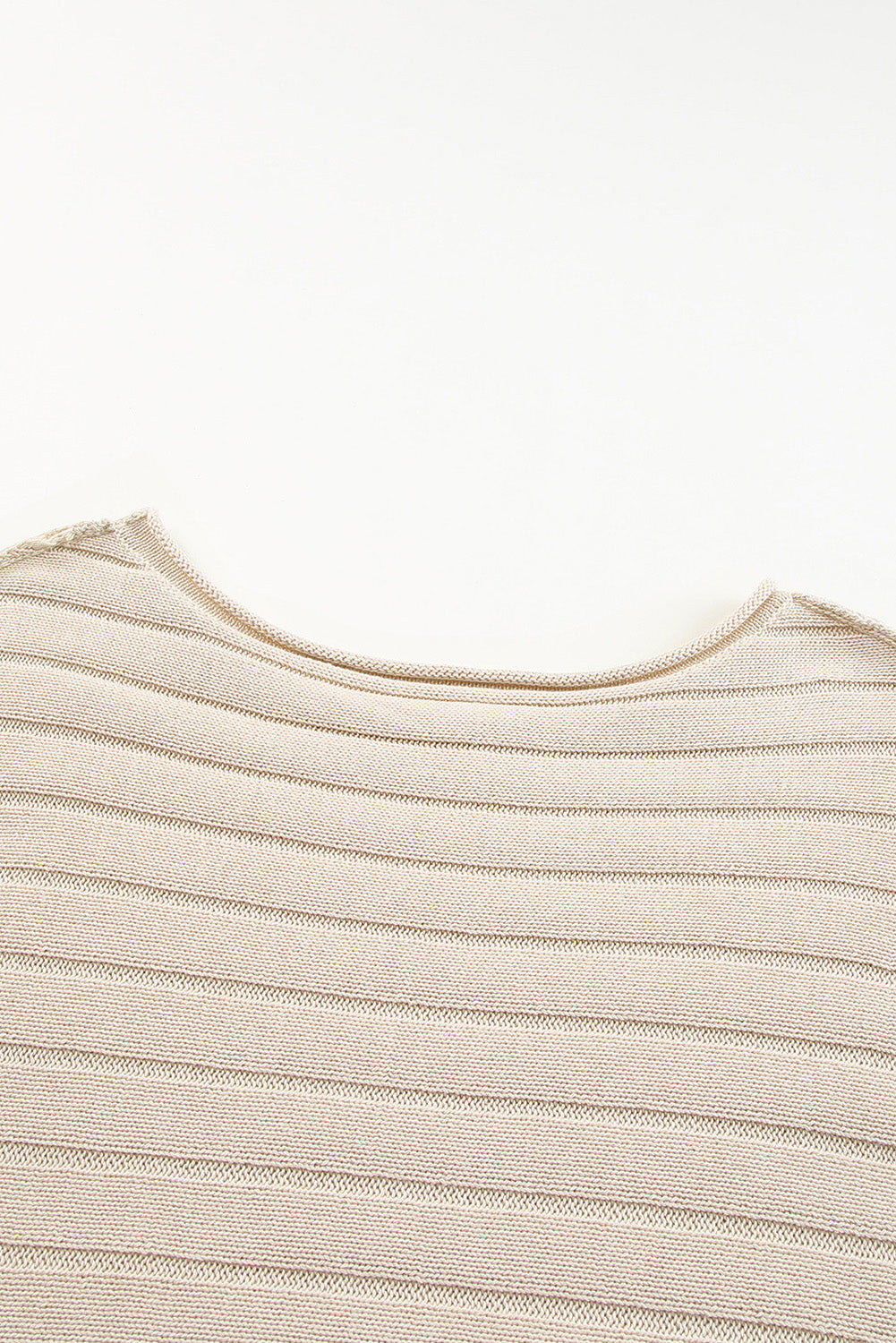 Aprikosenfarbener rippenstrickpullover mit offener naht