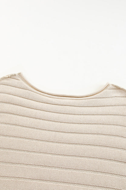 Aprikosenfarbener rippenstrickpullover mit offener naht