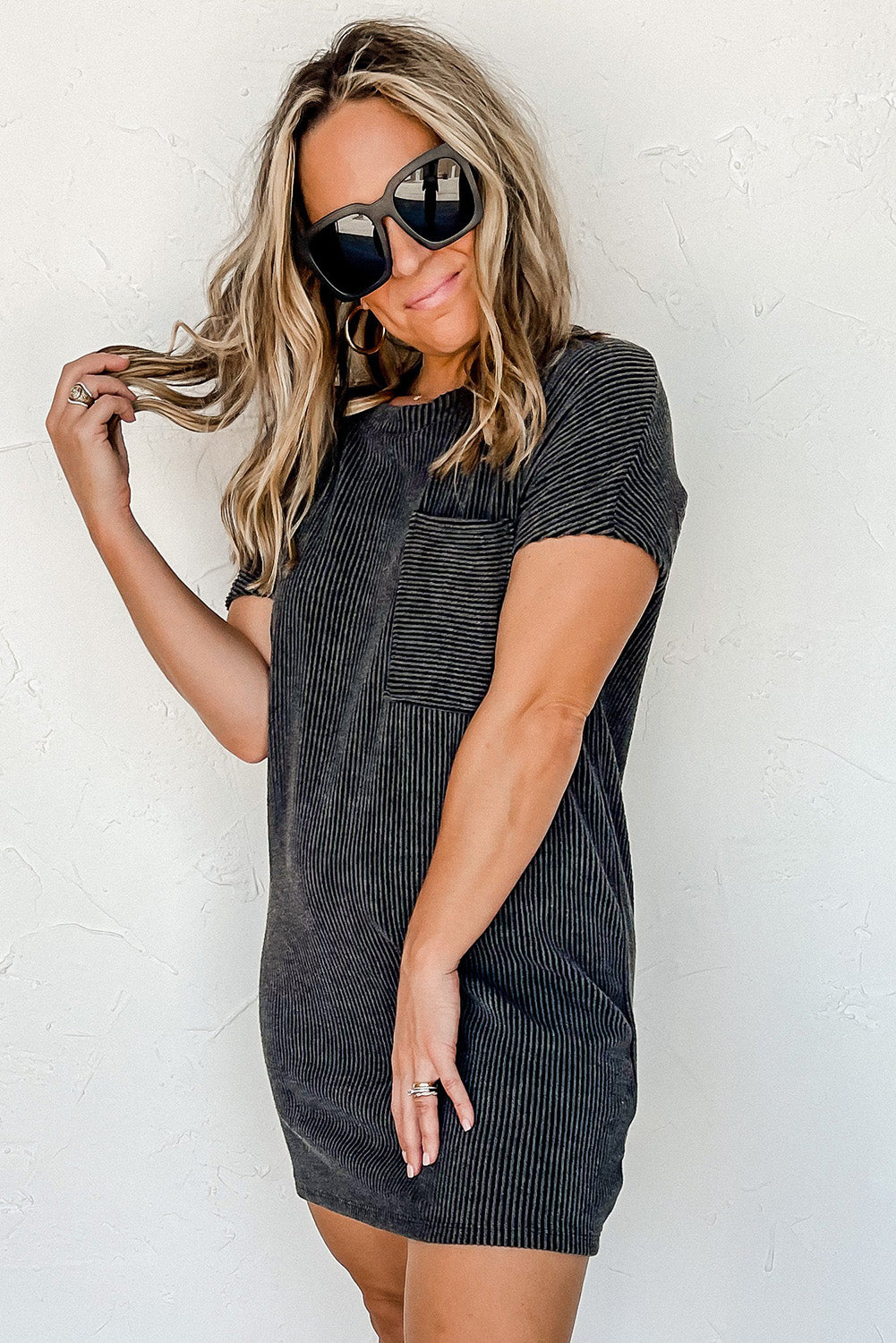 Graues gestreiftes rippenstrick-t-shirt-shiftkleid