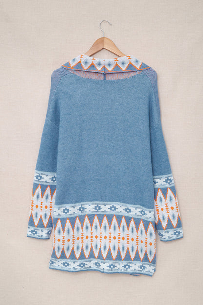 Blaue strickjacke mit aztekenmuster und offener vorderseite