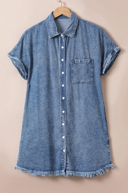 Blaue mineralwaschung ärmelbündchen mit ausgefranstem saum denim-kleid