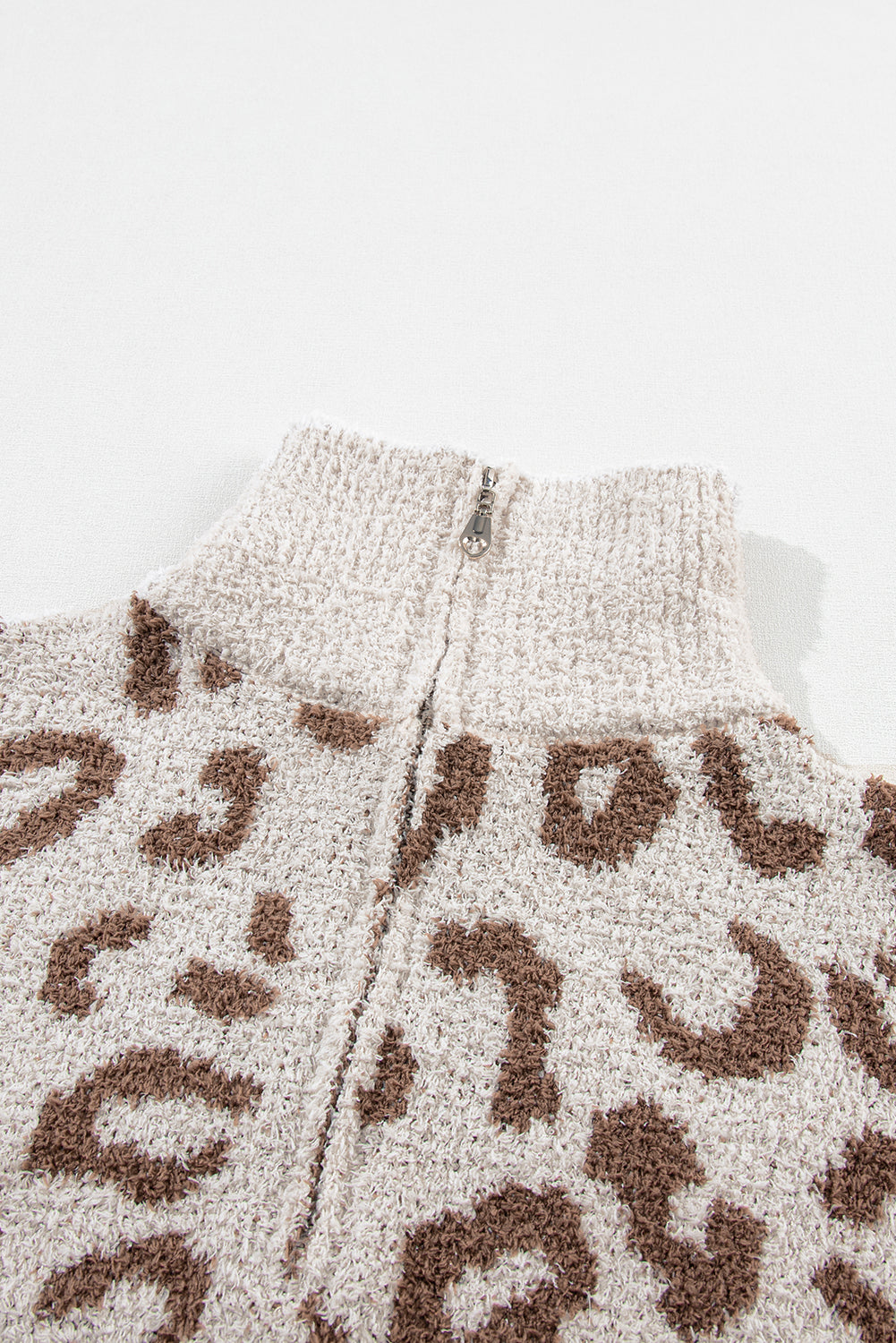 Grauer pullover mit tiermuster und reißverschluss mit kragen