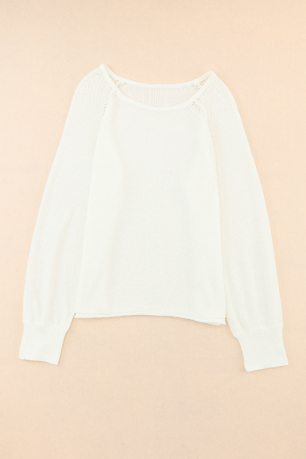 Weißer langärmeliger pullover mit schulterausschnitt
