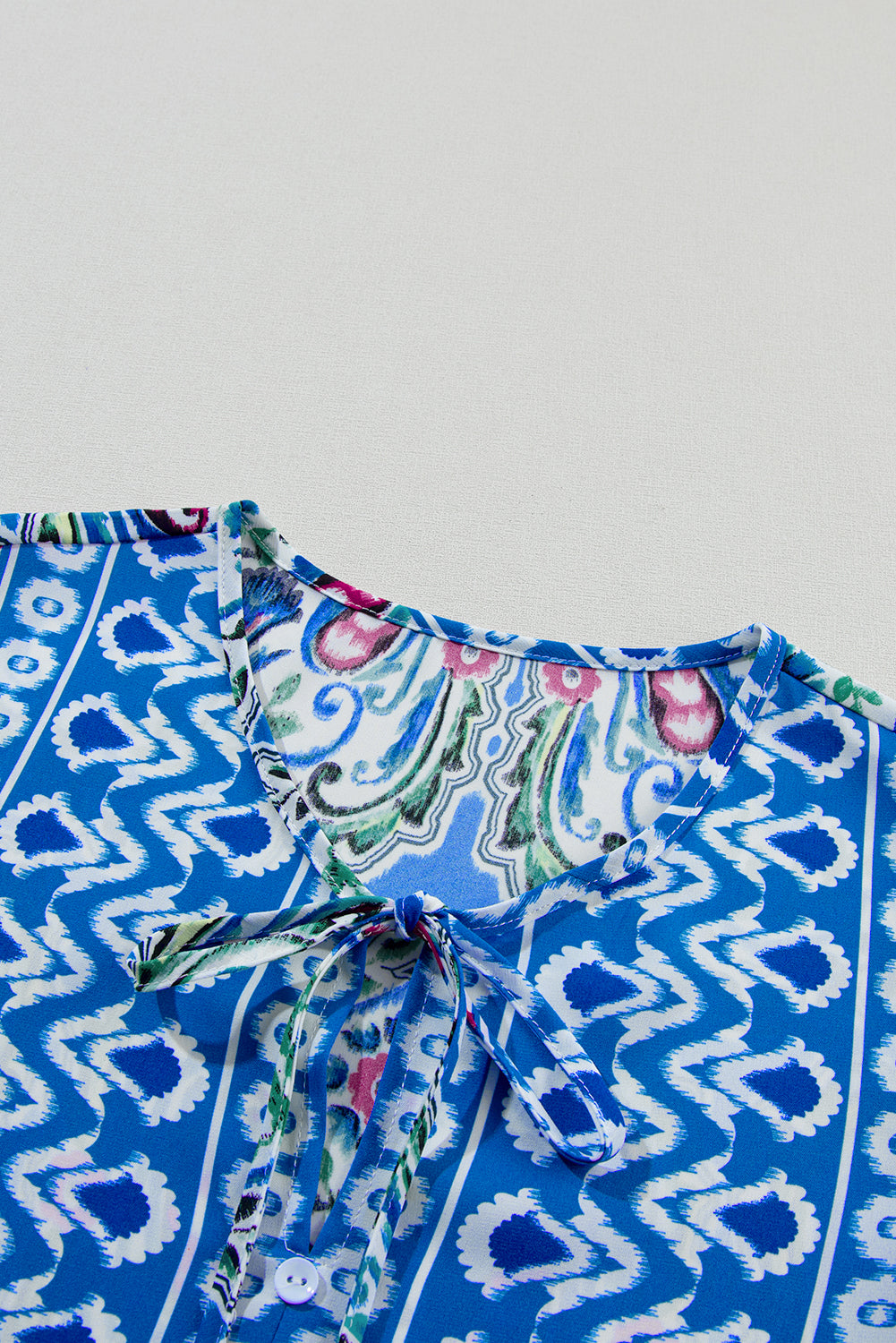 Himmelblau bohemian print krawattenausschnitt rüschensaum kurzes kleid