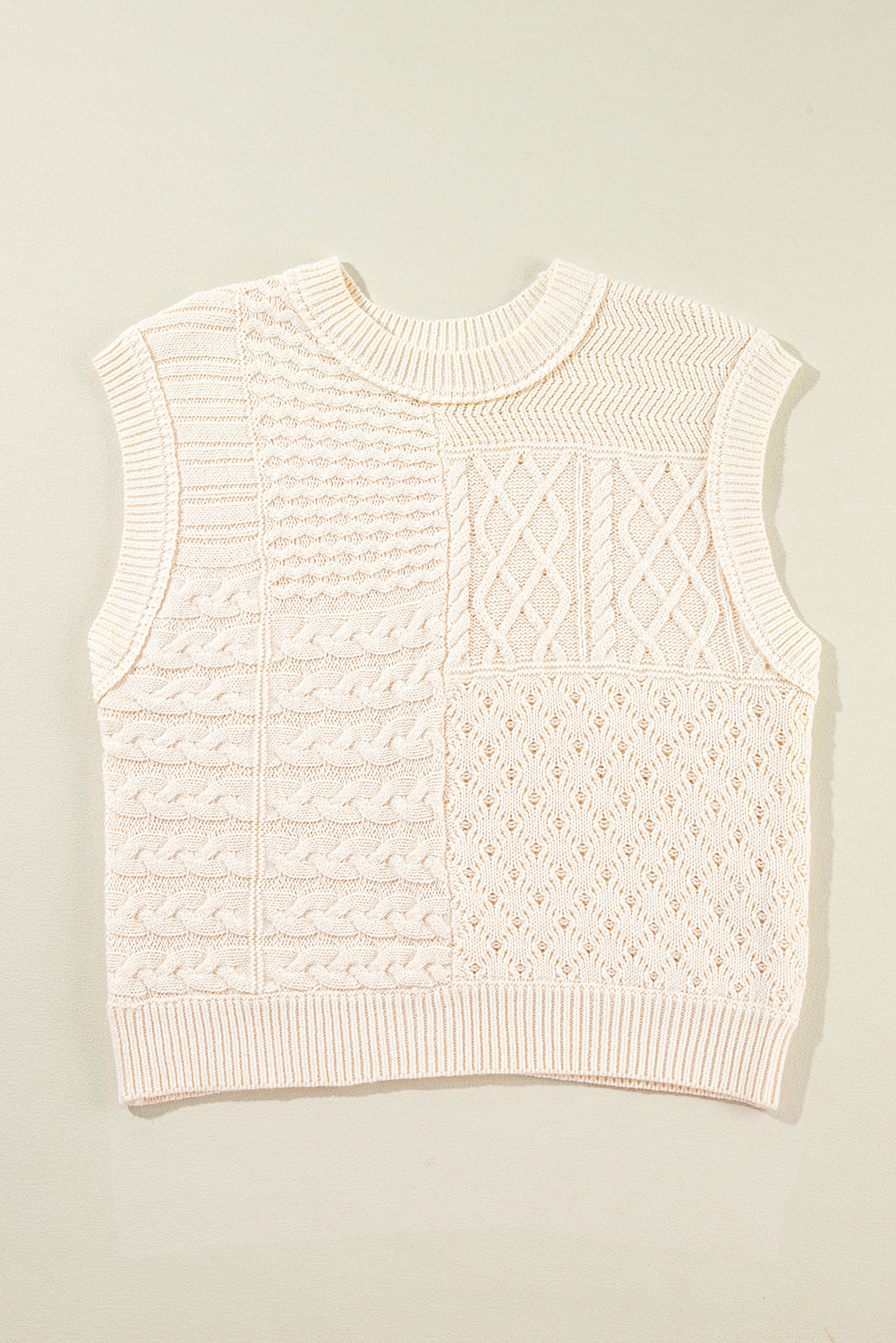 Beigefarbener kabelstrick pullover mit armlöchern, tank