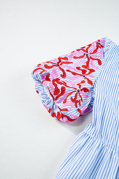 Himmelblau gestreiftes Kleid mit Puffärmeln und Rüschen in Kontrastfarbe