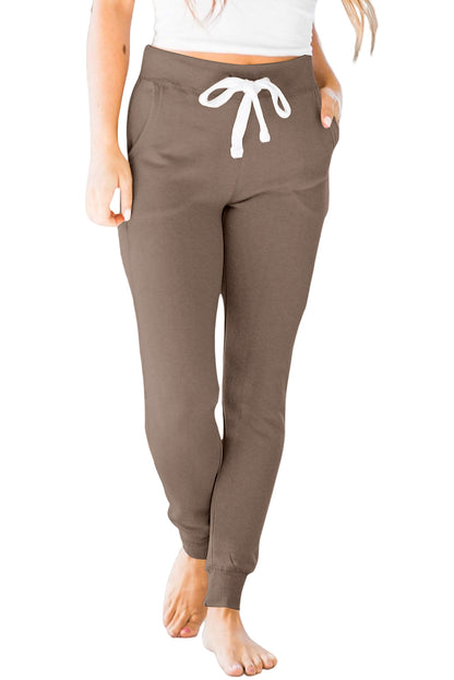 Dunkelbraune jogginghose mit taschen und kordelzug an der taille