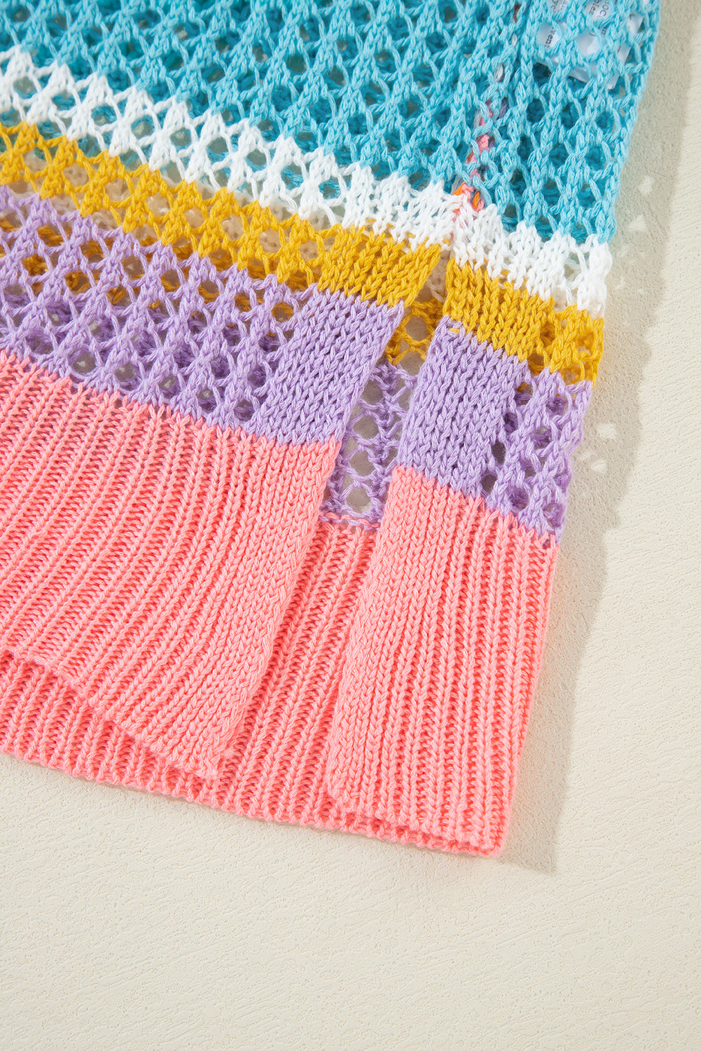 Rosa gestreifter colorblock pullover mit 3/4-ärmeln aus gehäkeltem material