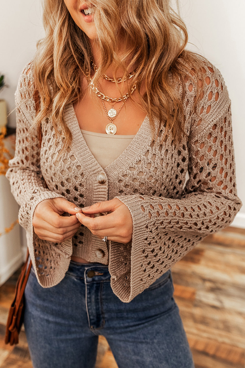 Rauchgrauer pointelle-strickcardigan mit v-ausschnitt und knopfleiste