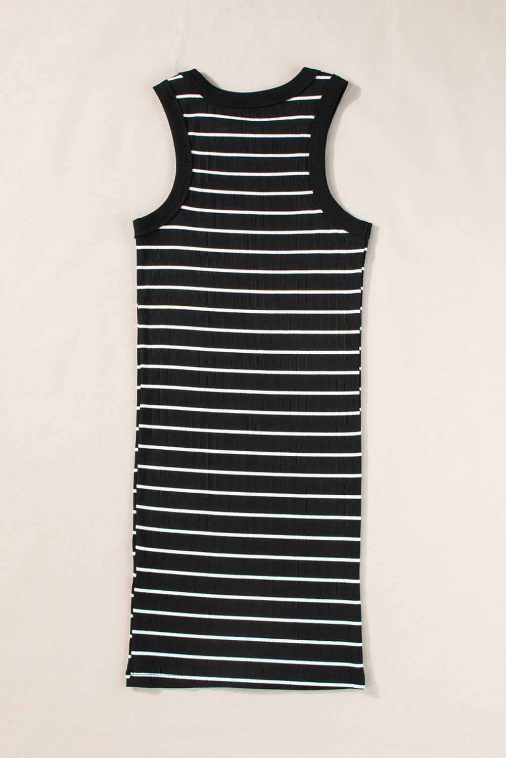 Schwarzes gestreiftes rippenstrick-tank-minikleid