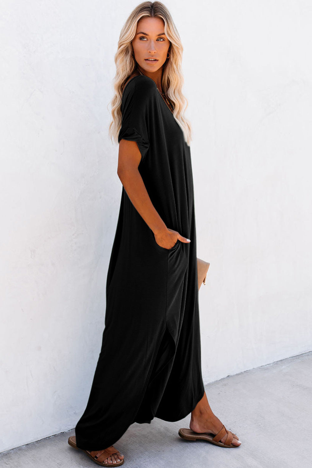 Schwarzer v-ausschnitt mit versteckten taschenschlitzen maxi-t-shirt-kleid