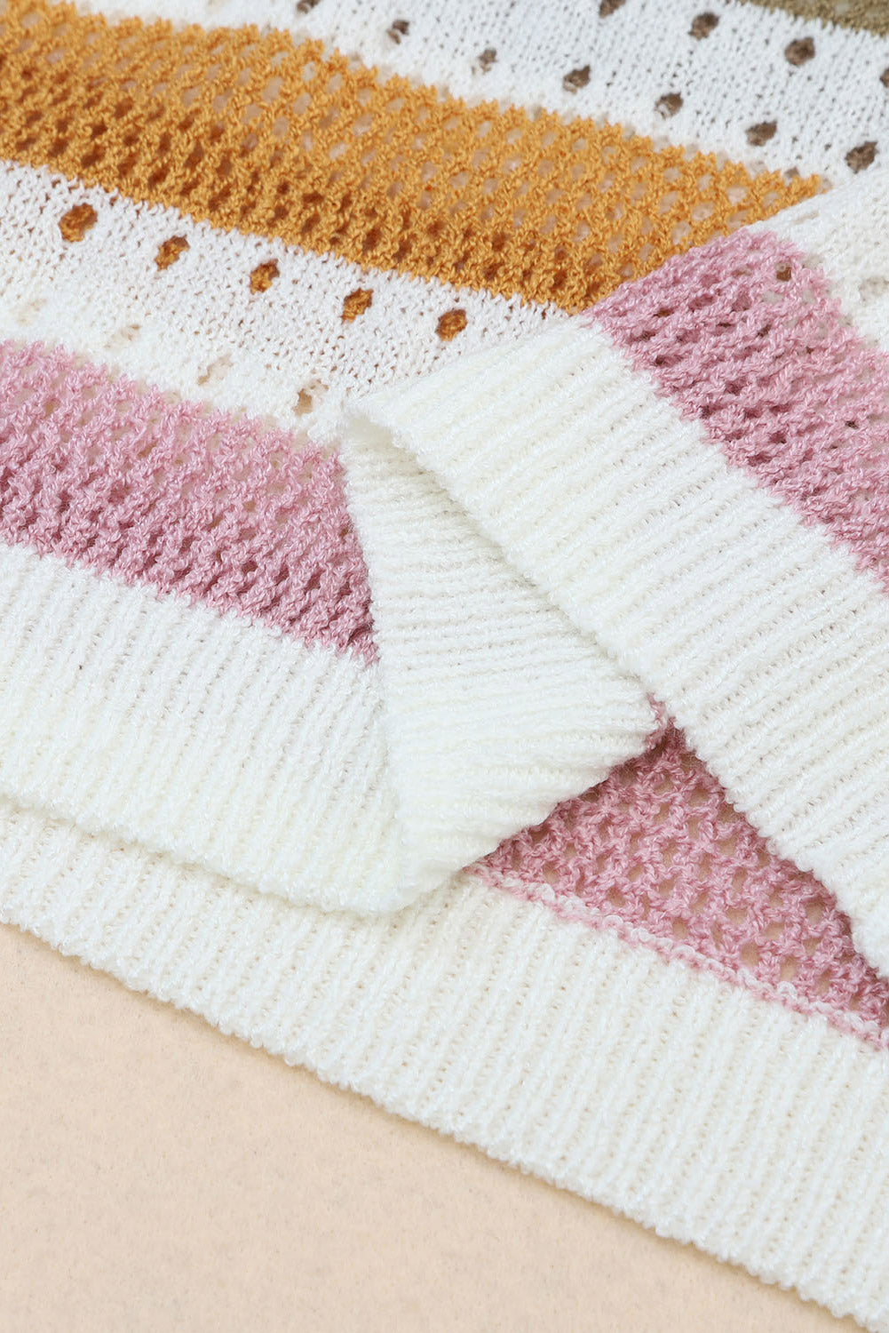 Mehrfarbig gestreifter strickpullover mit lochmuster