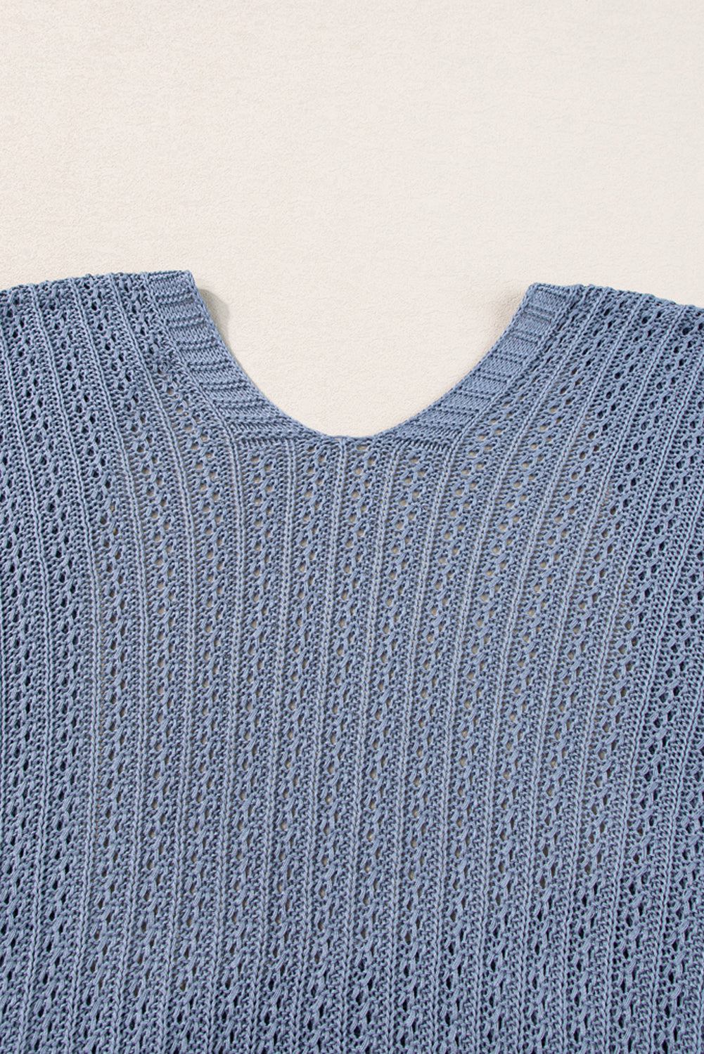 Himmelblauer strickcardigan mit hohlen armbändern an den ärmeln