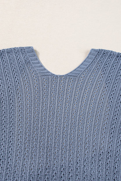 Himmelblauer strickcardigan mit hohlen armbändern an den ärmeln