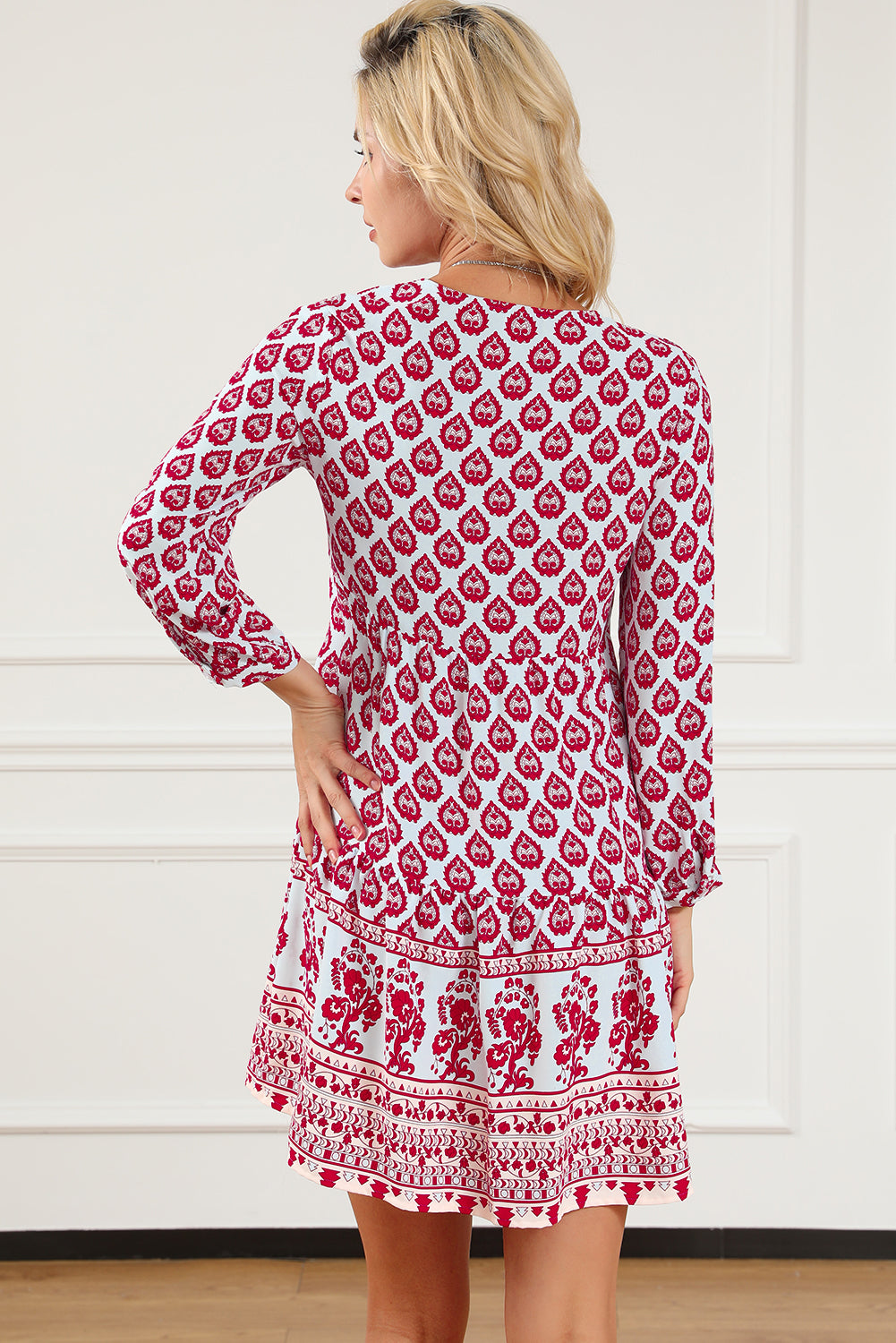Rosenrotes boho-tassel-krawatten-minikleid mit geteiltem ausschnitt und puffärmel