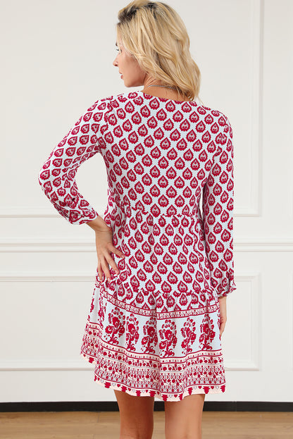 Rosenrotes boho-tassel-krawatten-minikleid mit geteiltem ausschnitt und puffärmel