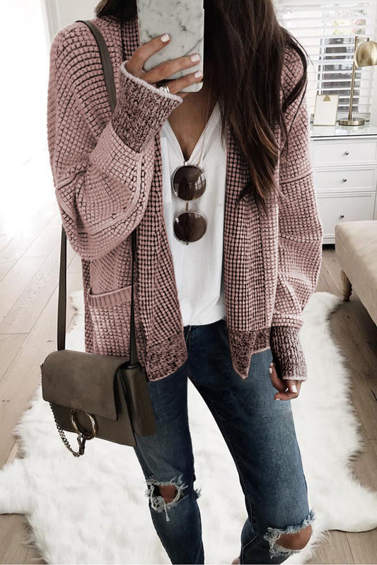Rosa strickjacke mit waffelstrick und übergroßem kragen