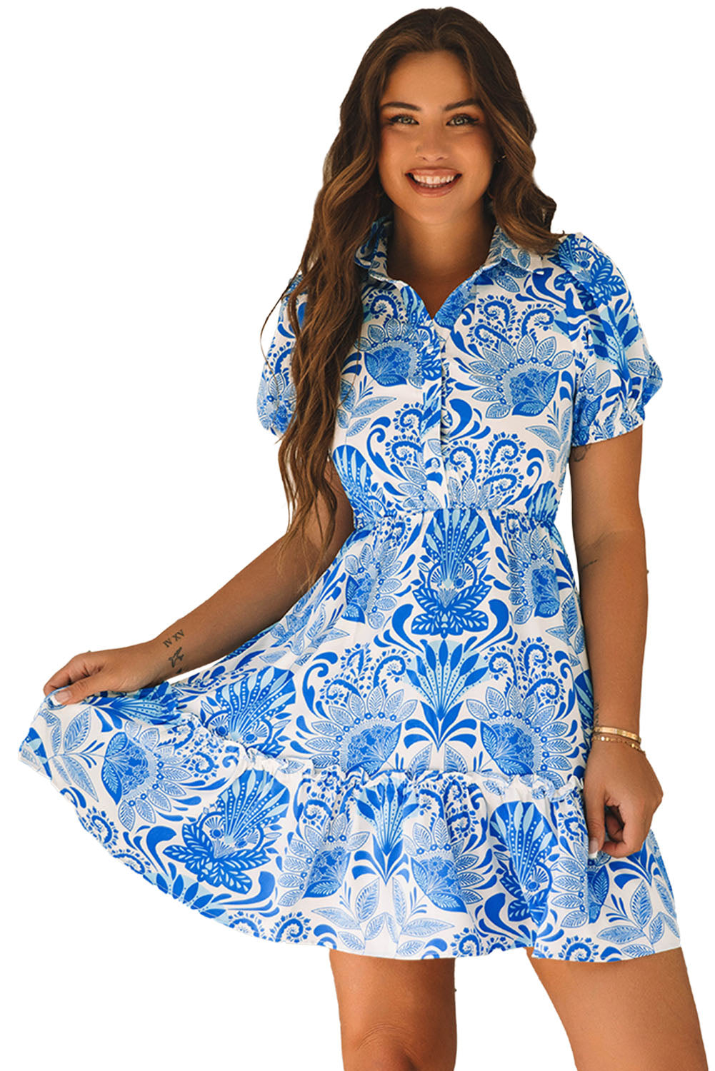 Himmelblaues retro-blumendruck-minikleid mit geraffter taille und kordelzug