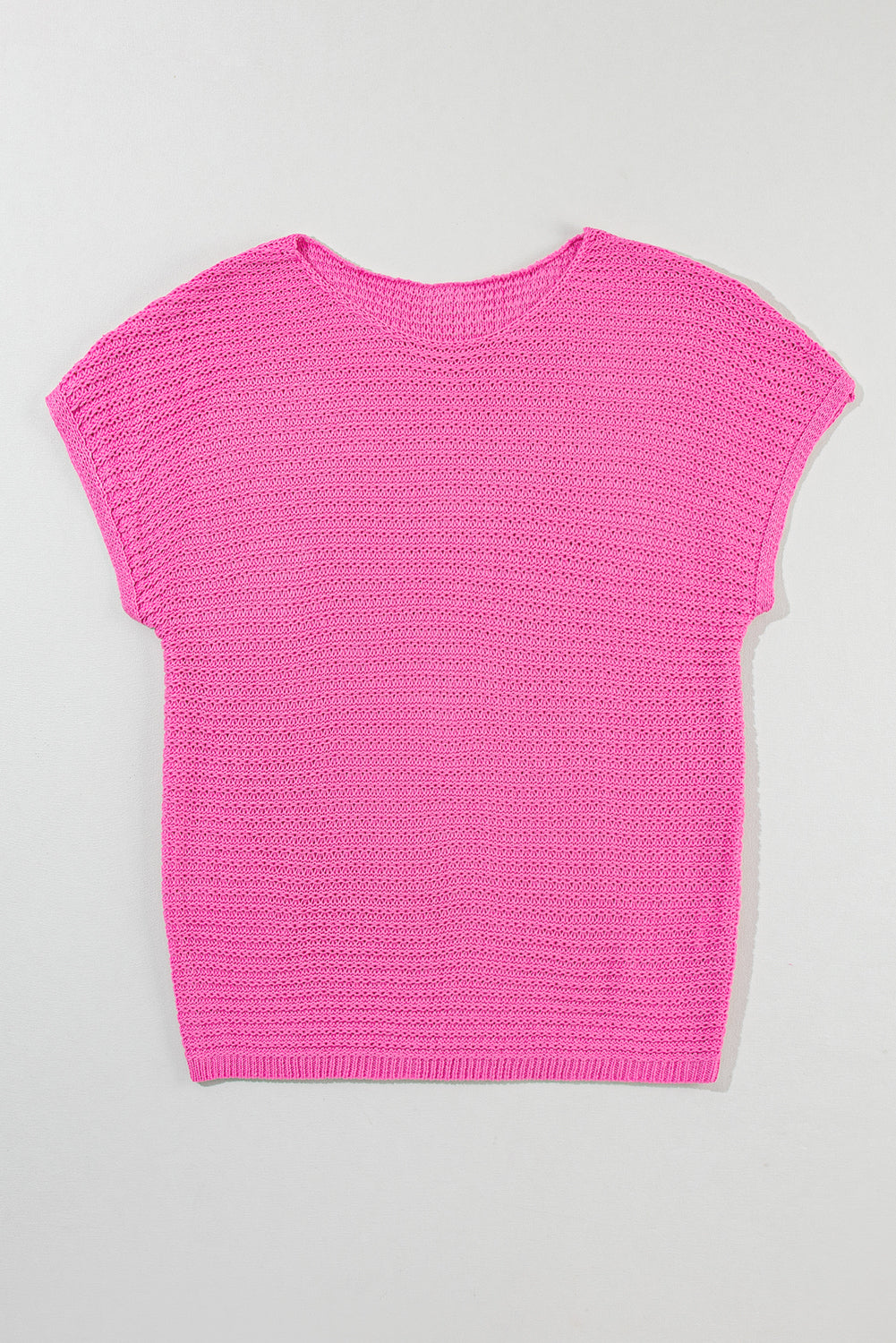 Rosa fester, lockerer strickpullover mit kurzen dolman-ärmeln
