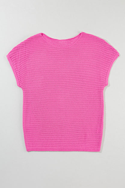 Rosa fester, lockerer strickpullover mit kurzen dolman-ärmeln