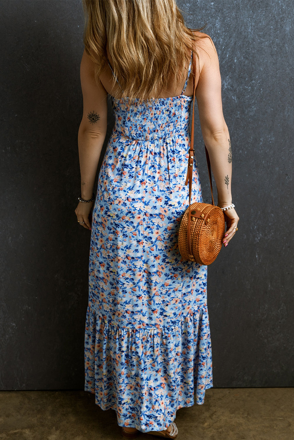 Himmelblaues gerafftes maxikleid mit blumendruck