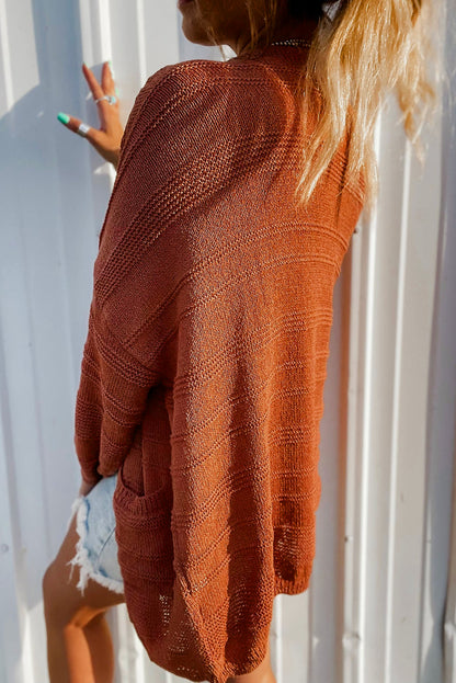 Tomatenrote strickjacke mit taschen und offener vorderseite aus strukturiertem strick