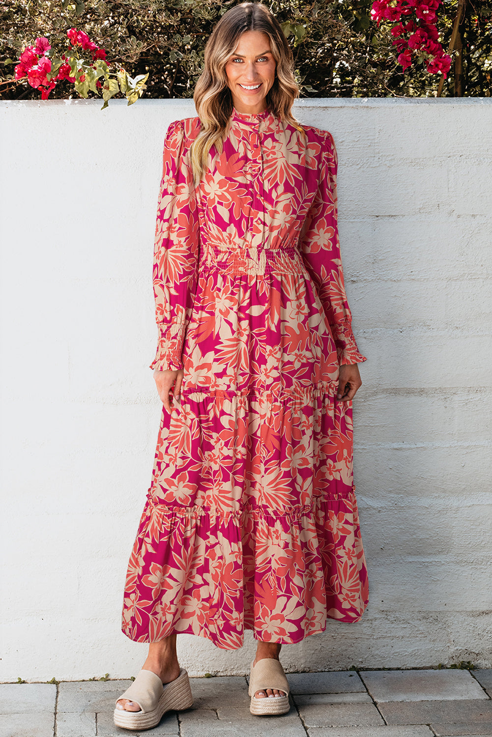 Geknöpftes maxikleid mit rosa blumenmuster und hoher taille