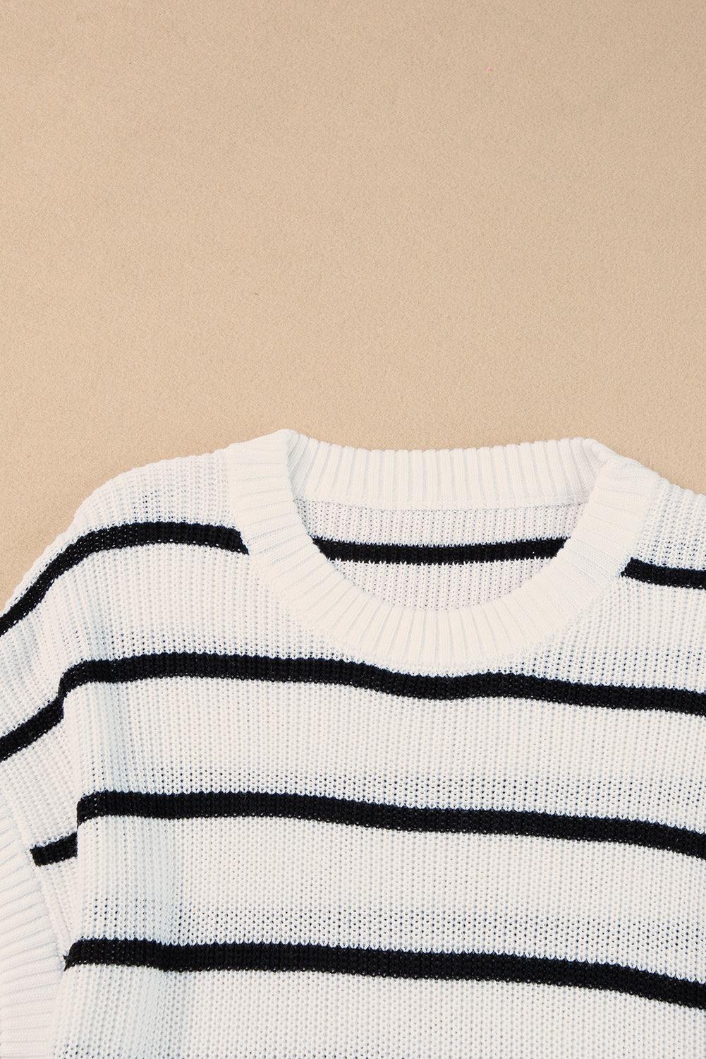 Weißer gestreifter rundhals-pullover mit fledermausärmeln