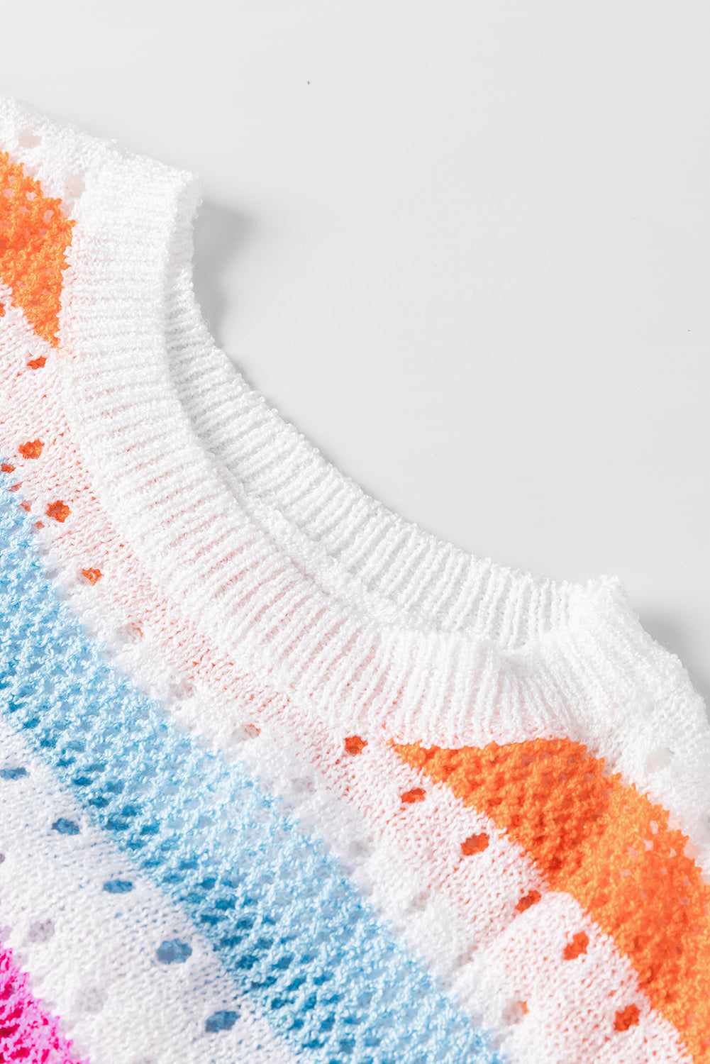 Gestreifter strickpullover mit lochmuster