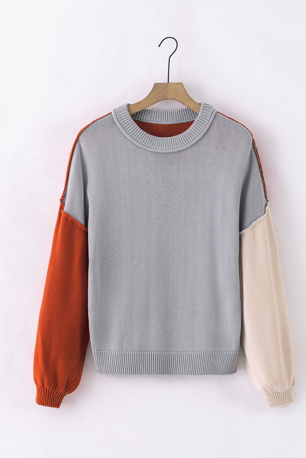Grauer colorblock-pullover mit gerippten ärmeln und zierleisten