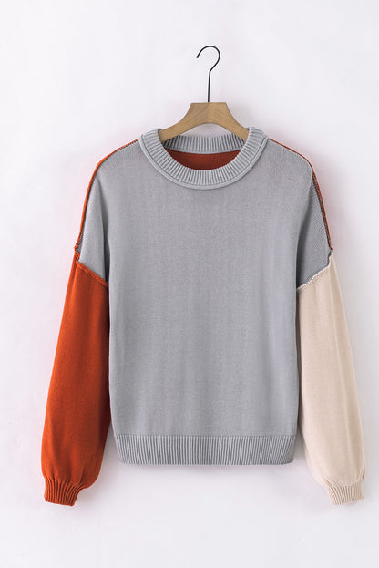 Grauer colorblock-pullover mit gerippten ärmeln und zierleisten