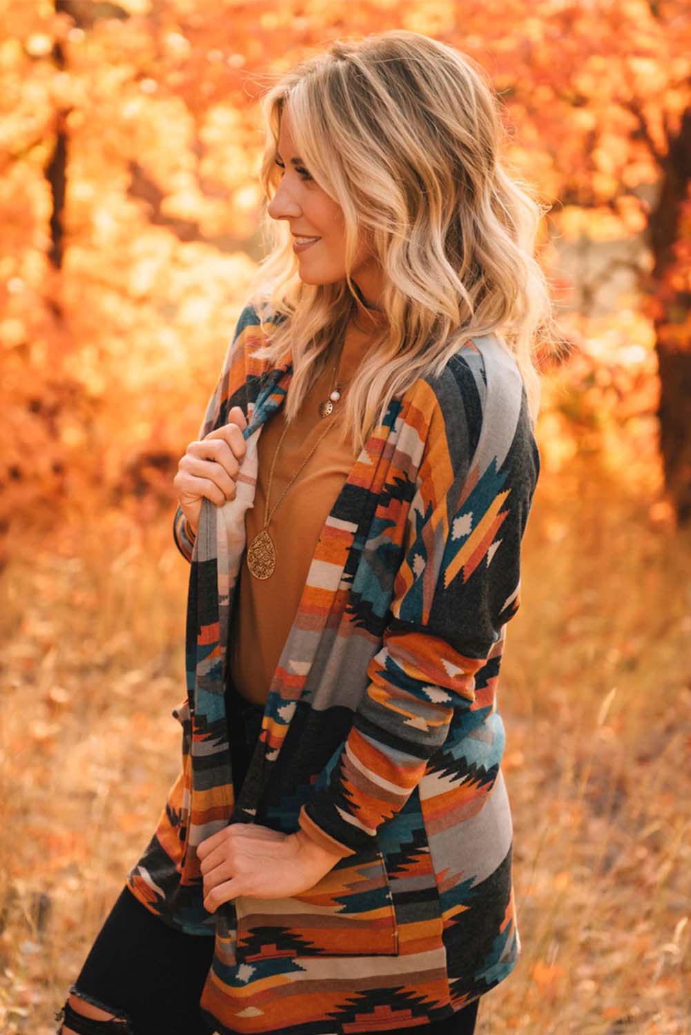 Orangefarbene strickjacke mit aztekischem stammesmuster