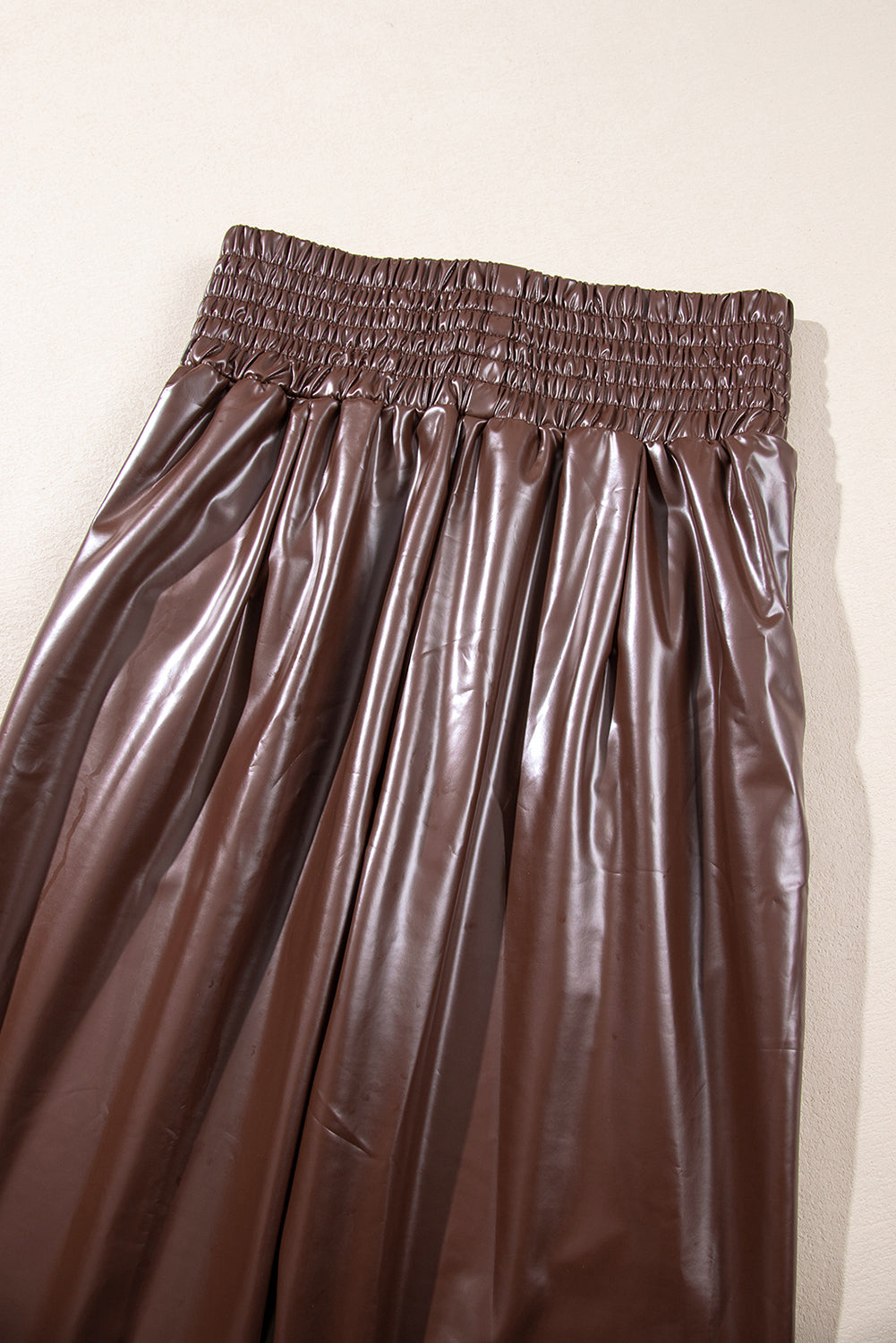 Braune gesmokte leder-skinny-hose mit hoher taille