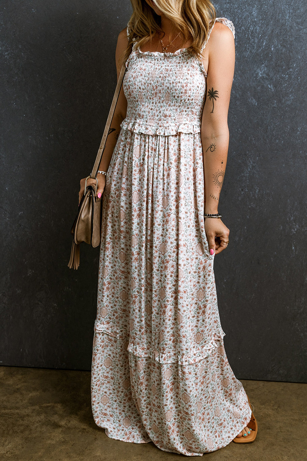 Weißes Maxikleid aus gerüschter Spitze mit gerafften Trägern und Blumenmuster