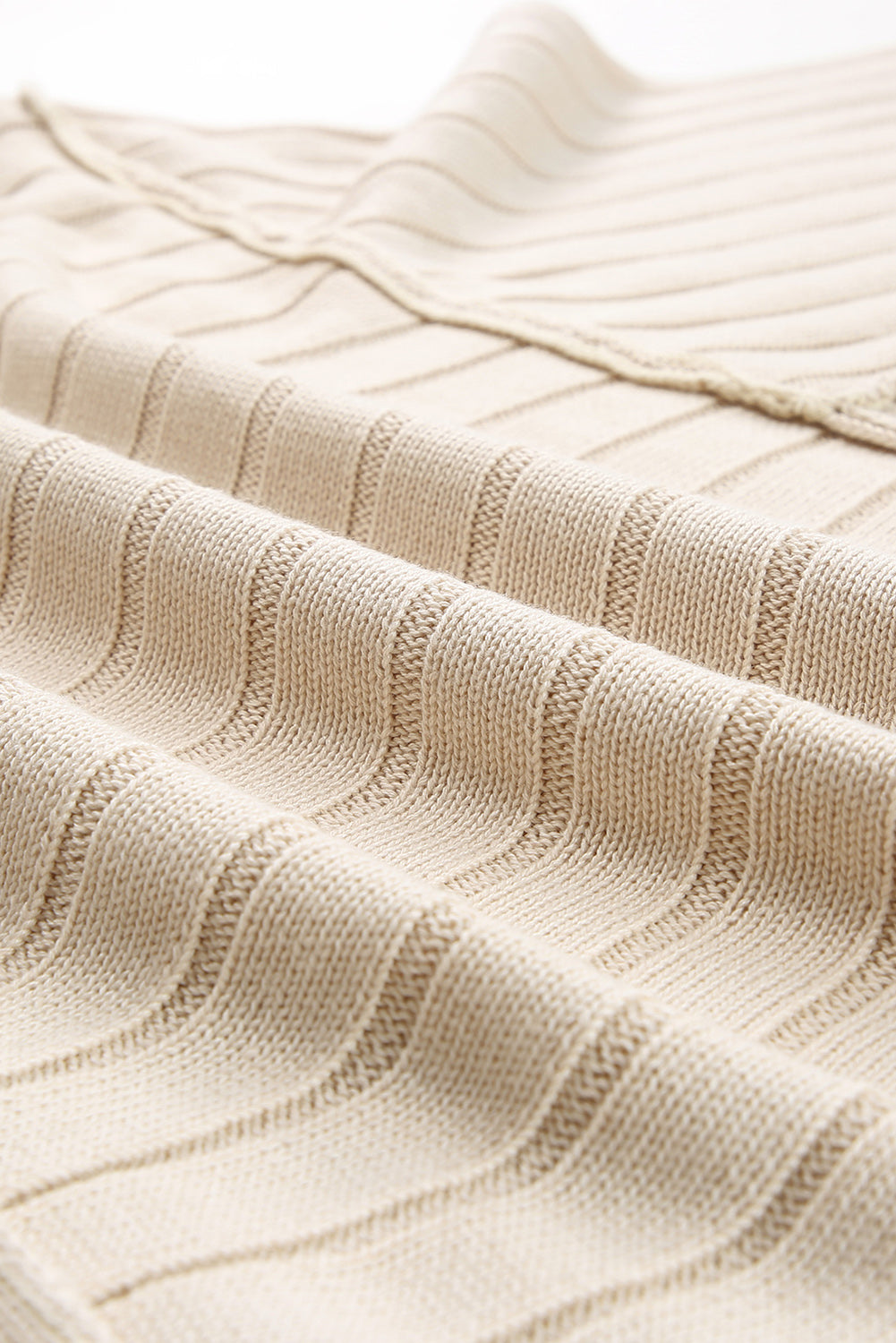 Aprikosenfarbener rippenstrickpullover mit offener naht
