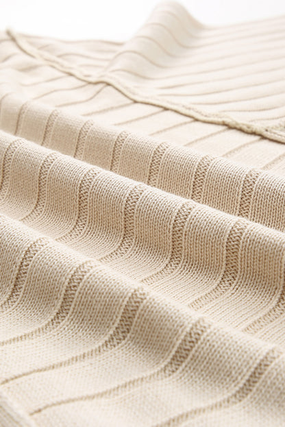 Aprikosenfarbener rippenstrickpullover mit offener naht