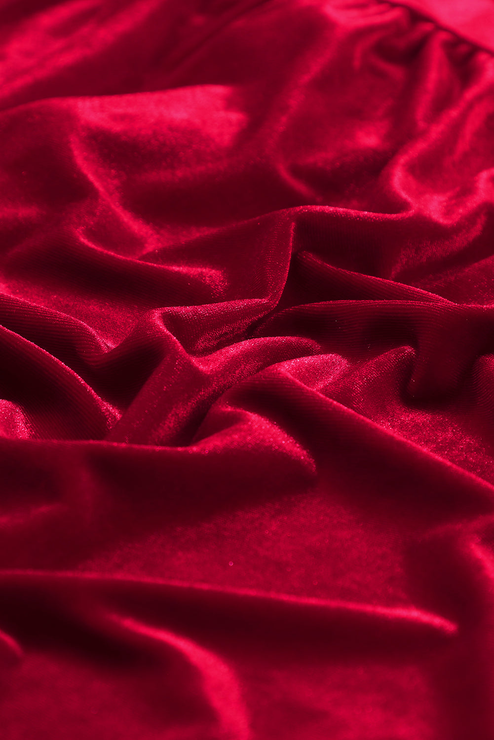 Feurig rotes kleid mit langen ärmeln und rüschen aus samt mit knopfleiste