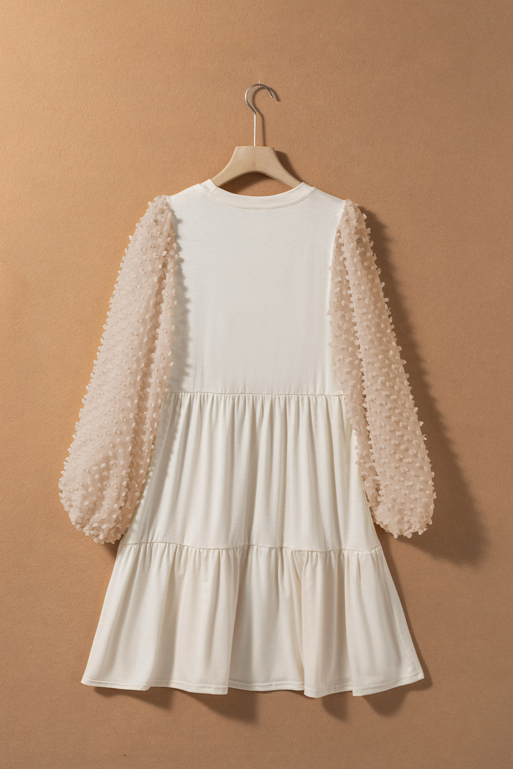 Beige verschönertes kleid mit puffärmeln und gestufter a-linie