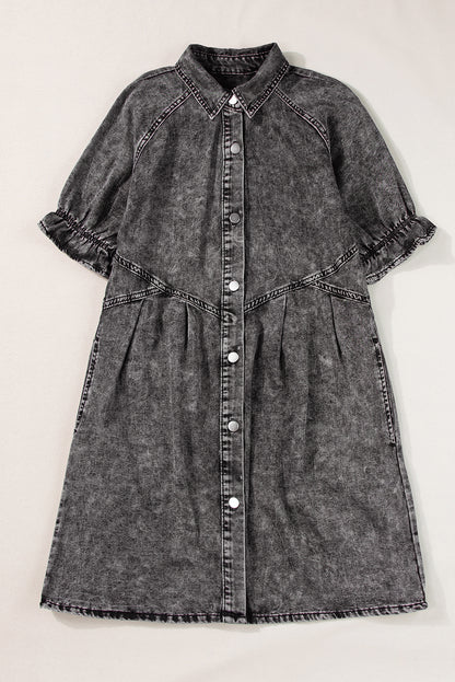 Mittelgraues Mineralwaschung gerafftes Kurzarm-Denimkleid mit Knöpfen