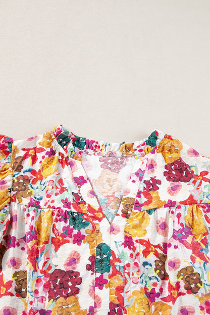 Lila kleid mit geteiltem ausschnitt und flatterärmeln mit blumendruck