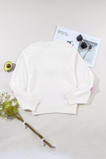 Weißer gehäkelter grobstrickpullover mit blumenmuster