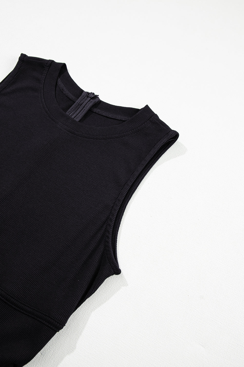 Schwarzer ärmelloser jumpsuit mit weitem bein und eingeschnürter taille