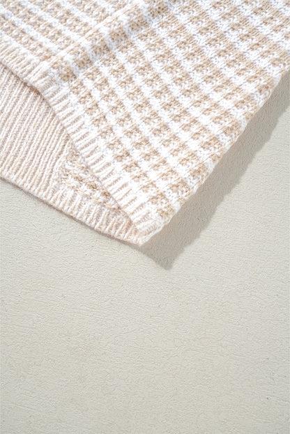 Haferflockenfarbener strickpullover mit gemischtem muster und schlüsselloch für die schultern