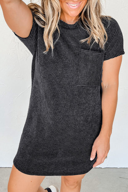 Graues gestreiftes rippenstrick-t-shirt-shiftkleid