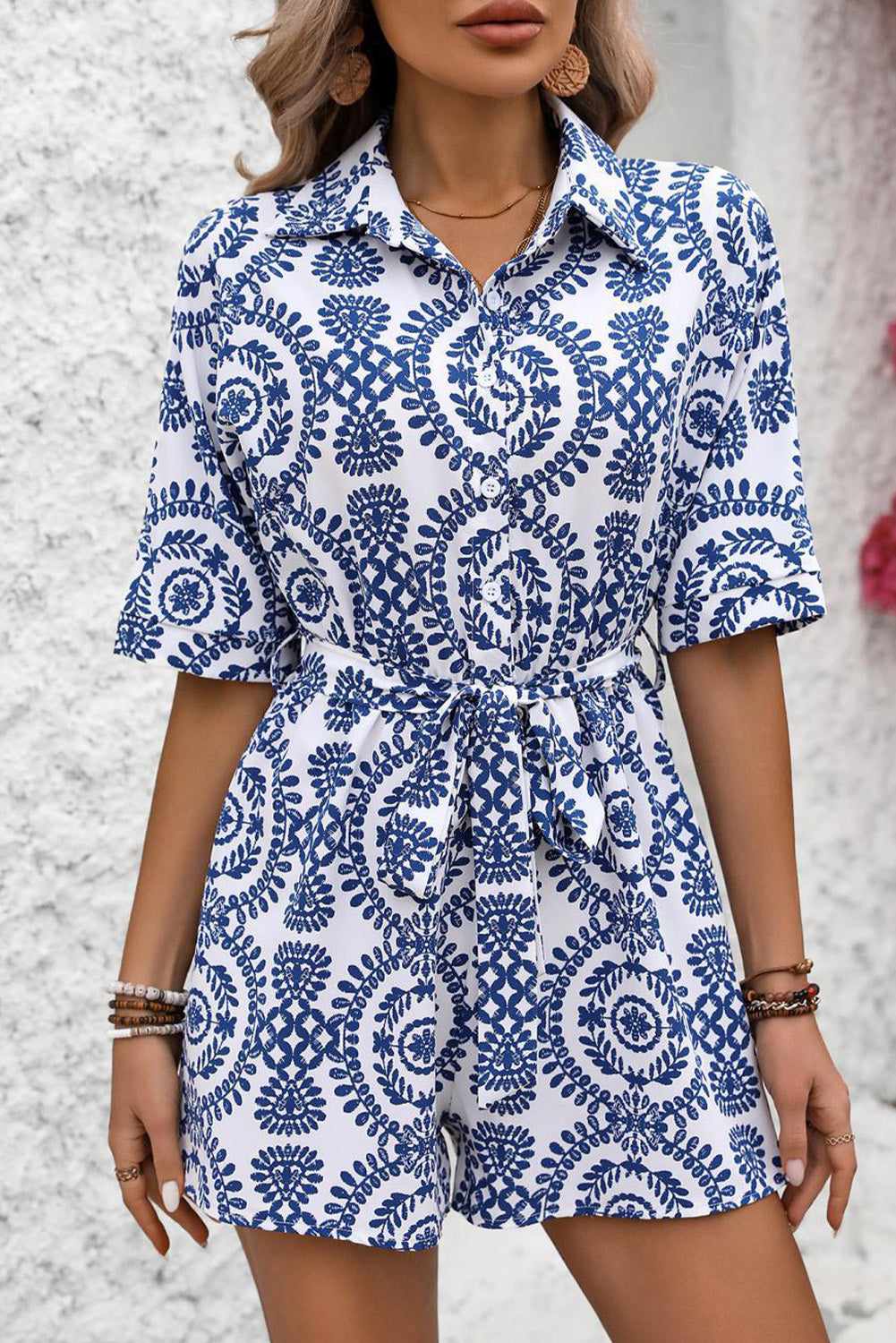 Blaues mandala bedrucktes kurzarm-shirt mit gürtel romper