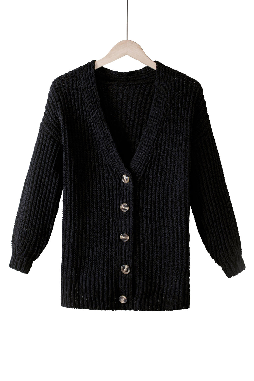 Schwarzer strickcardigan mit knöpfen an der vorderseite und hängeschultern