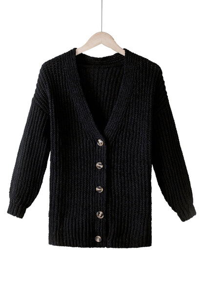 Schwarzer strickcardigan mit knöpfen an der vorderseite und hängeschultern