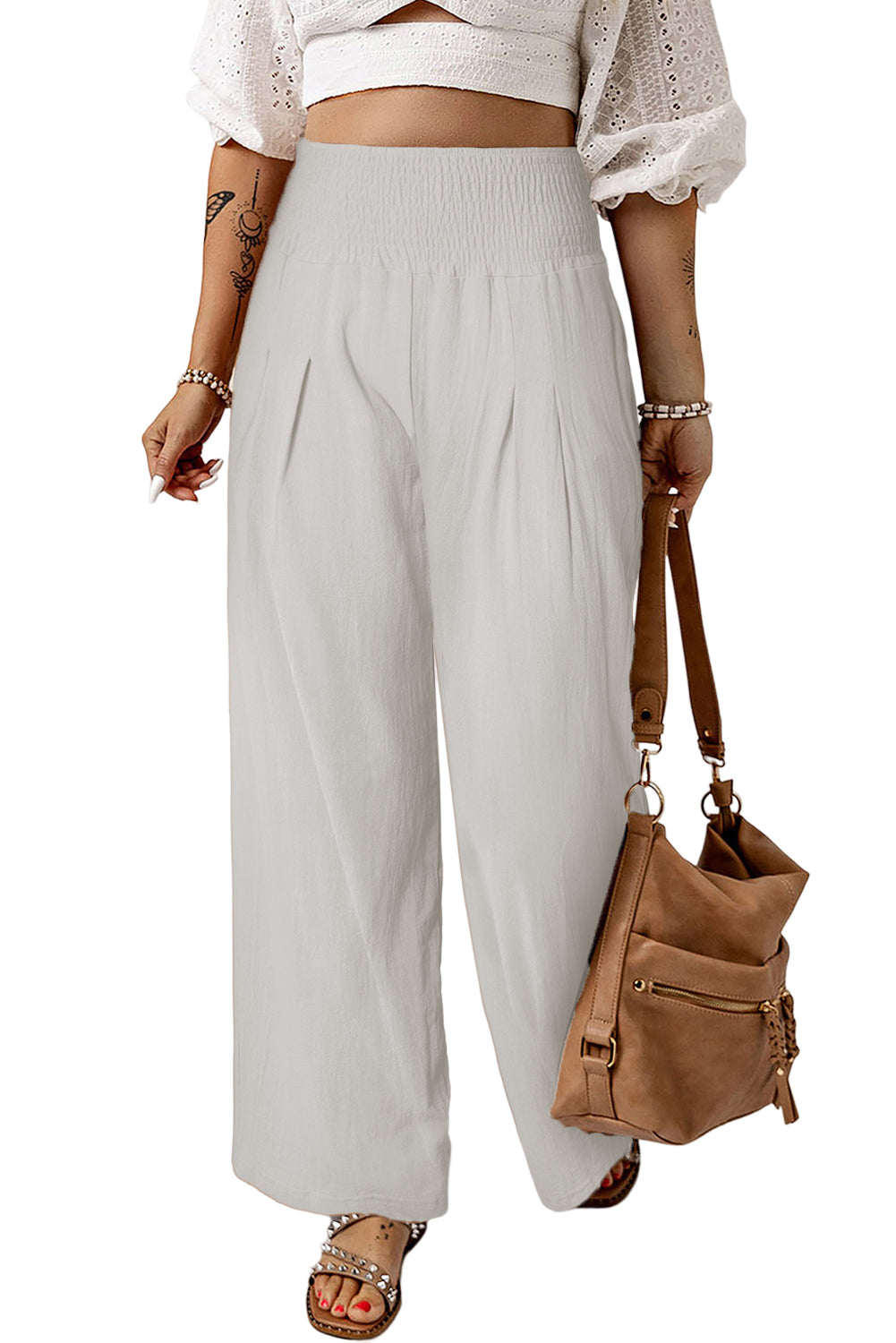 Weiße gesmokte hose mit breitem bund und hoher taille und weitem bein