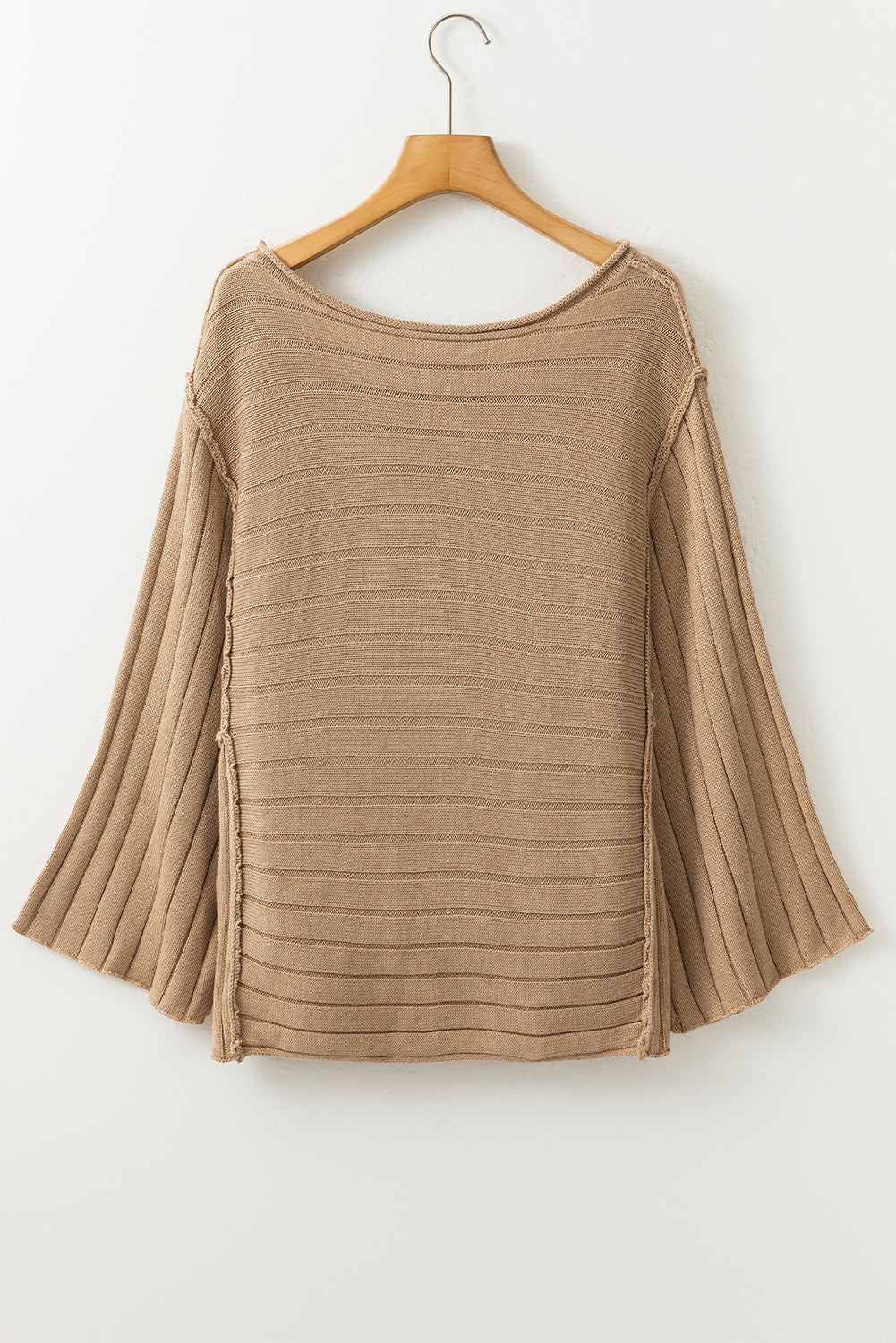 Braunes rippenstrick-dolman-top mit offener naht